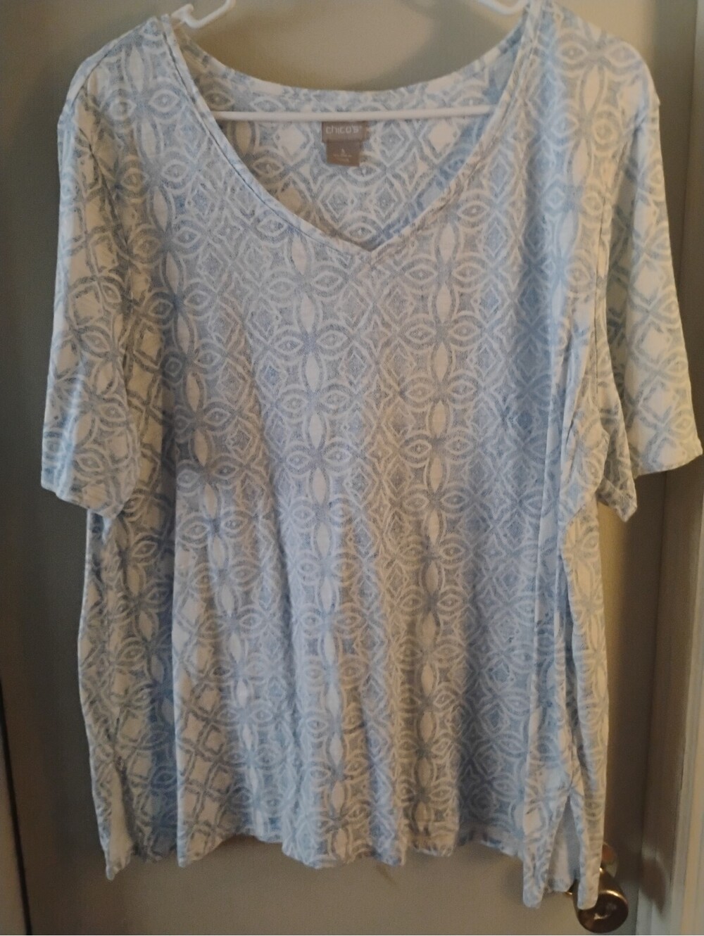 Chico's Women's Blue and White Patterned V-Neck T-Shirt Size 3